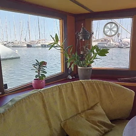 Botel Bateau De Pirates