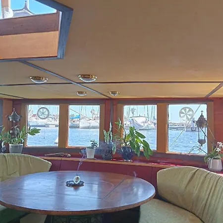 Botel Bateau De Pirates