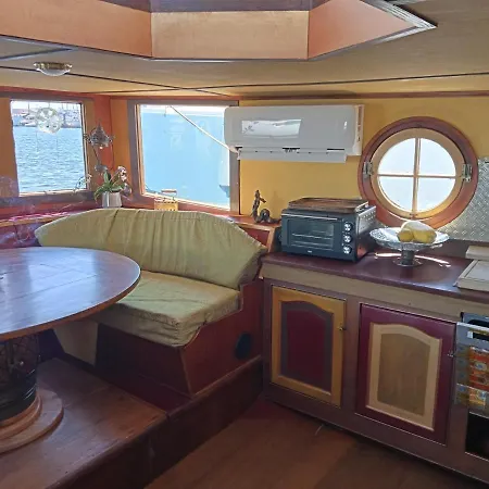Botel Bateau De Pirates *
