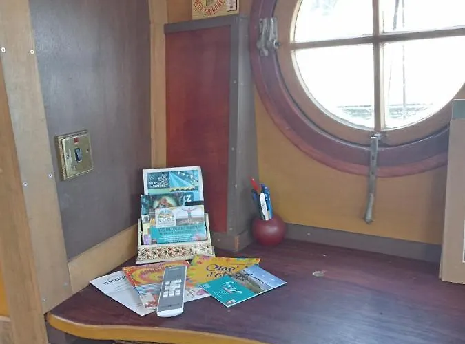 Hotel na wodzie Bateau De Pirates *